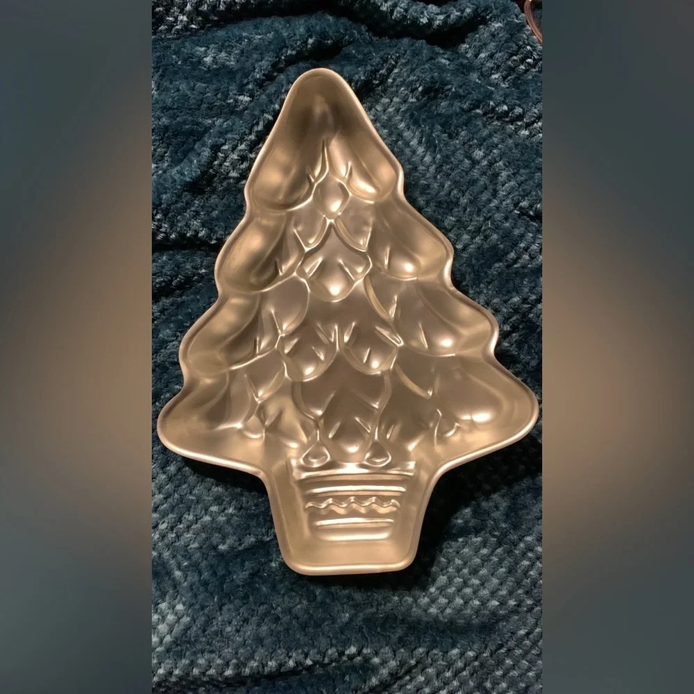 Christmas Tree CAKE PAN with  paper insert. Wilton TREELITEFUL, vintage.